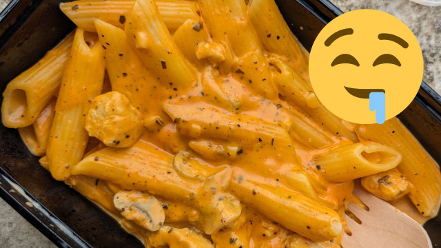 Conheça seu novo jantar favorito: receita é tipo um strogonoff (só que melhor!) de massa com peito de frango