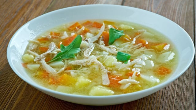 Canja de galinha rápida com batatas e cenouras cortadas em cubos (Créditos: TudoGostoso)
