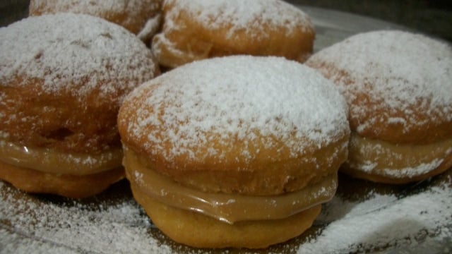 Esse sonho com recheio de doce de leite vai ser a estrela da comemoração (Créditos: TudoGostoso/Gilda Ferreira Machado)