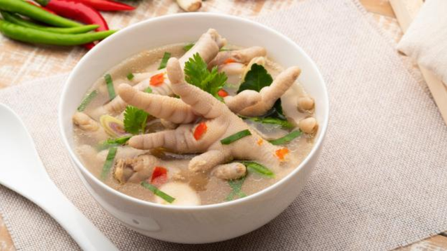 Pé de galinha deixa a pele mais bonita? Esses são os verdadeiros benefícios de consumir os pés do frango (com receita para fazer em casa!)