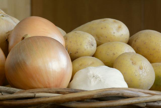 O que acontece com os alimentos se você armazenar batatas e cebolas juntas?
