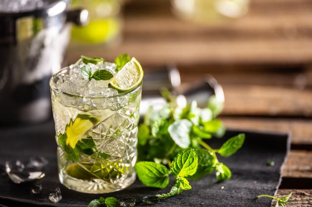 Mojito combina refrescância da hortelã com suco de limão e rum. (créditos: Shutterstock)
