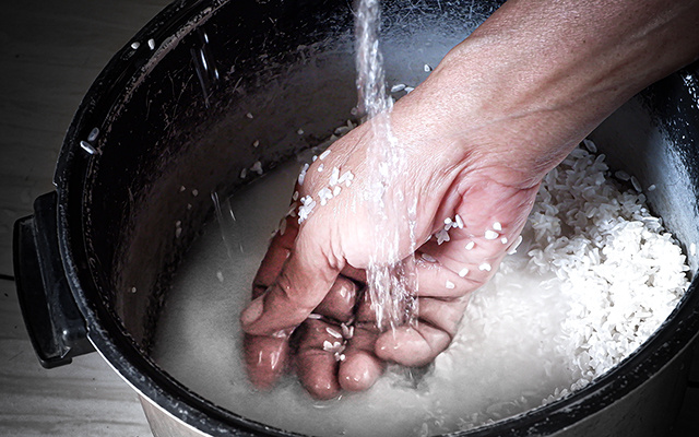 Chega de mistério, vamos relevar a verdade: precisa ou não lavar o arroz antes de cozinhar?