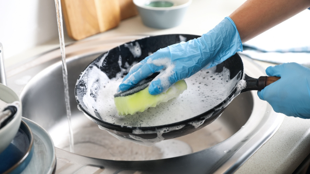 Poucas pessoas sabem, mas esse erro comum com detergente pode arruinar sua frigideira antiaderente