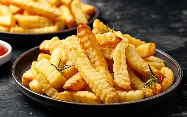 Suas batatas fritas ficarão perfeitas e crocantes com esse truque do TudoGostoso que faz toda a diferença