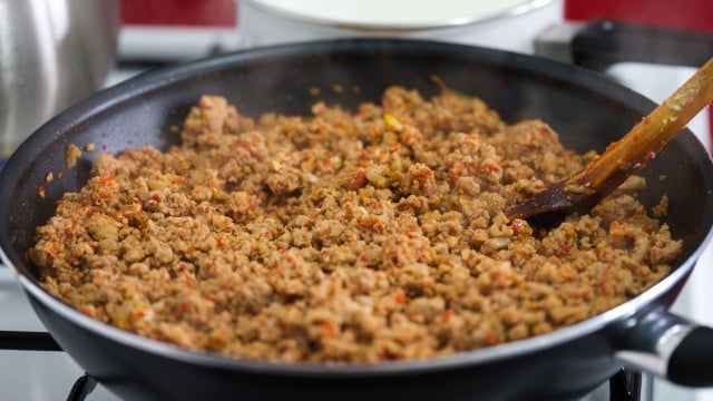 Por que os chefs não misturam o sal com a carne moída desde o início? Os especialistas explicam