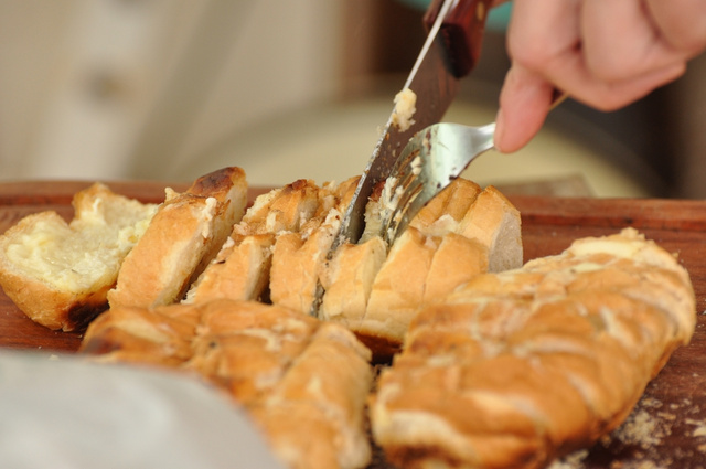 O truque que separa um pão de alho perfeito de um mole e encharcado