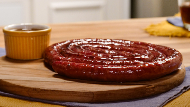 Linguiça caramelizada na cerveja é o petisco MARAVILHOSO que não pode faltar na sua reunião com os amigos!