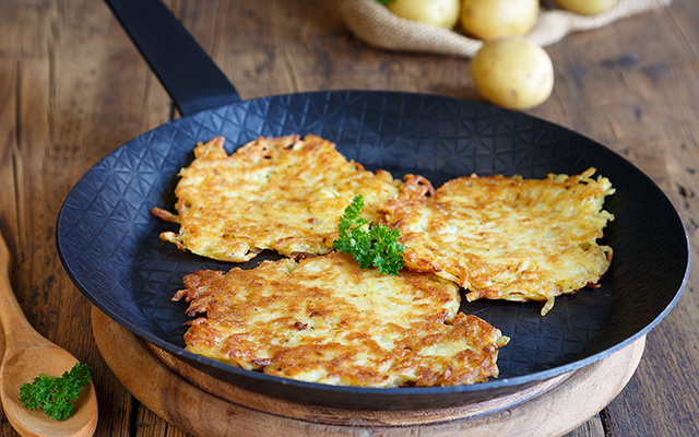 Não coloco farinha, sêmola ou amido na massa da panqueca de batata: um ingrediente inusitado impede que ela se desfaça, e o sabor é nota 10
