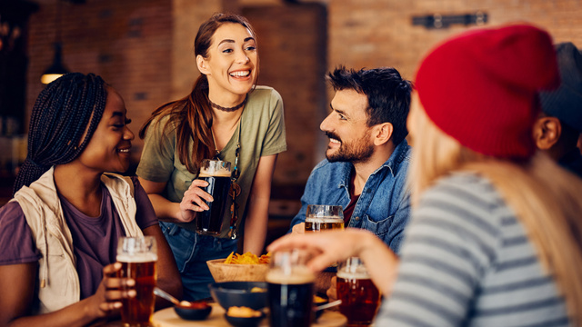 Beber deixa as pessoas mais bonitas? Entenda como a ciência explica fenômeno alcoólico