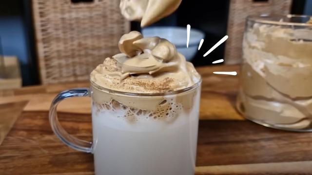 "É muito fácil e muito bom": café cremoso quente ou gelado de 3 ingredientes parece daquelas cafeterias famosas e você ainda pode congelar