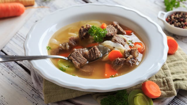 Um chef renomado revela sua receita para o melhor caldo: faça desse jeito para extrair o máximo sabor da carne e dos vegetais