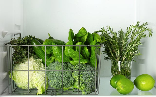 Essa forma de guardar ervas frescas na geladeira é tão eficiente que eu parei de jogar salsinha e coentro fora