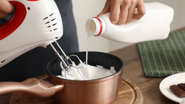 Prepara em poucos minutos e com apenas 2 ingredientes: creme de leite fresco caseiro perfeito