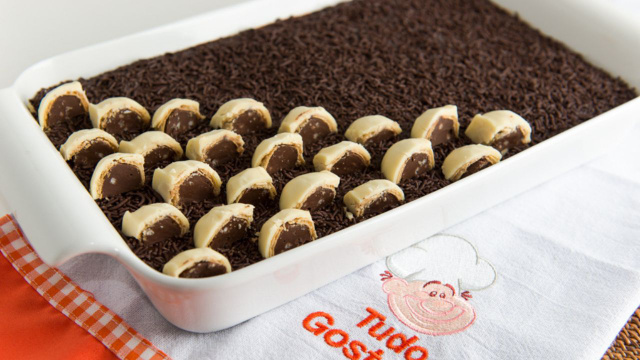 O pavê de creme de avelã e bombom leva apenas 20 minutos para ficar pronto (Créditos: TudoGostoso)