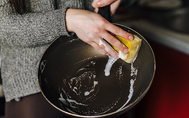 Você não precisa jogar fora sua frigideira: esse truque com ingrediente simples restaura os arranhados do utensílio