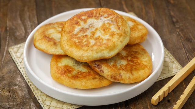 Hotteok de batata: a panqueca coreana com recheio de queijo que vai virar seu novo vício