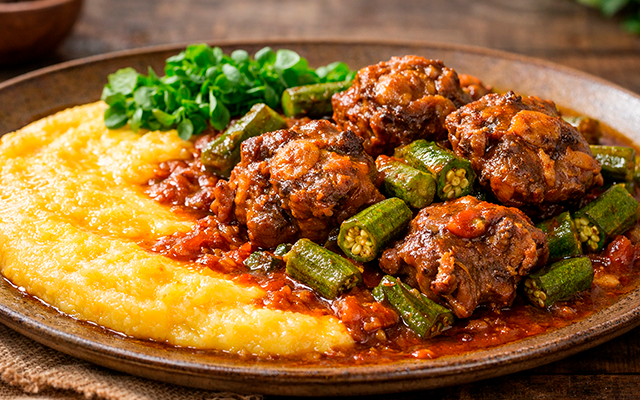 Rabada com quiabo e polenta: o prato completo para o almoço que é um desaforo de tão gostoso