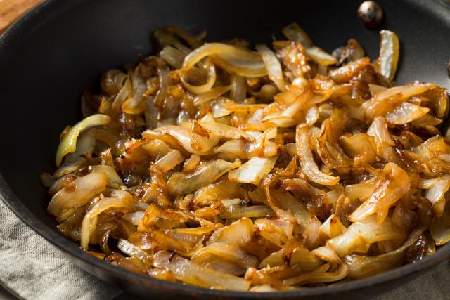Cebola caramelizada dá toque de chef a pratos e acompanhamentos e é assim que os profissionais fazem, fica uma delícia!