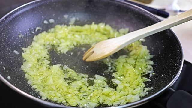 Refogar cebola e alho sem pressa deixa o caldo do feijão muito mais saboroso (Créditos: Shutterstock)