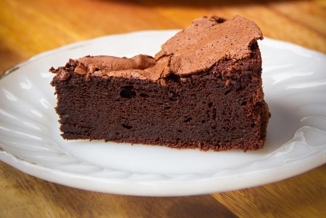 Bolo de chocolate cremoso SEM FARINHA é a receita perfeita para quem é intolerante ao glúten! Confira