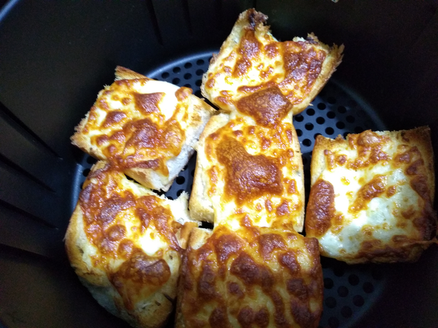 O pão de alho com queijo gratinado fica uma delícia na airfryer (Créditos: TudoGostoso/Vera)