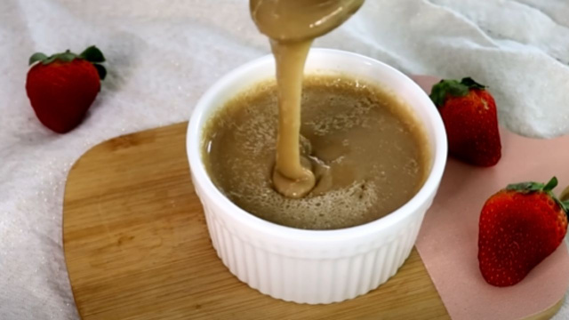Se você tem aveia em casa, bata assim no liquidificador e terá um leite condensado vegano para comer com frutas, iogurte e sobremesas