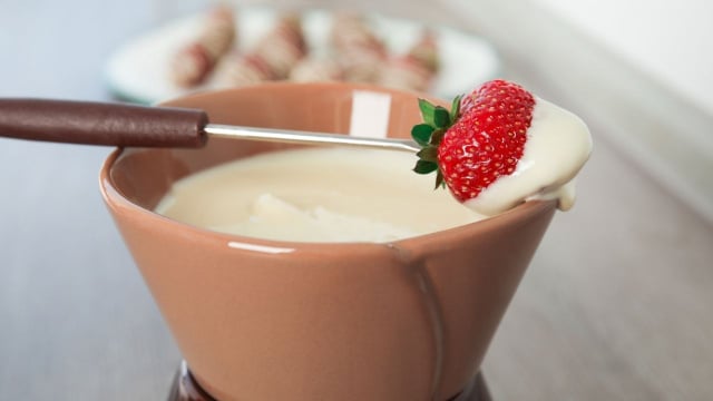 Fondue de chocolate branco e nozes com porção de morango (Créditos: Shutterstock)