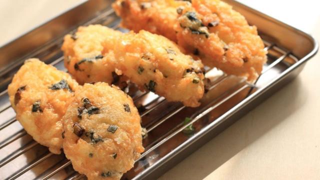 Para quem quer se afastar das frituras, o bolinho de arroz na airfryer é a escolha ideal (Créditos: Shutterstock)