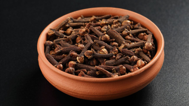 O cravo é mais usado em receitas doces, de sobremesas a bebidas (Créditos: Shutterstock)