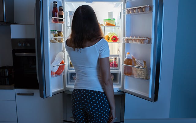 Abrir a geladeira muitas vezes ao dia aumenta a conta de luz? Especialistas alertam e o TudoGostoso explica