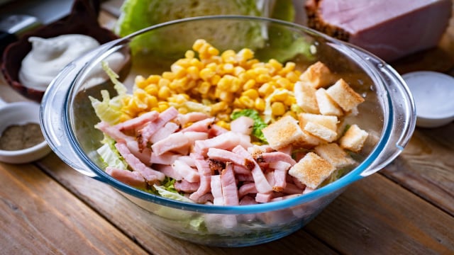 Descobri essa receita de salada de ovos com presunto e picles no TudoGostoso e fiquei viciada: uma ideia rápida e fácil para qualquer ocasião