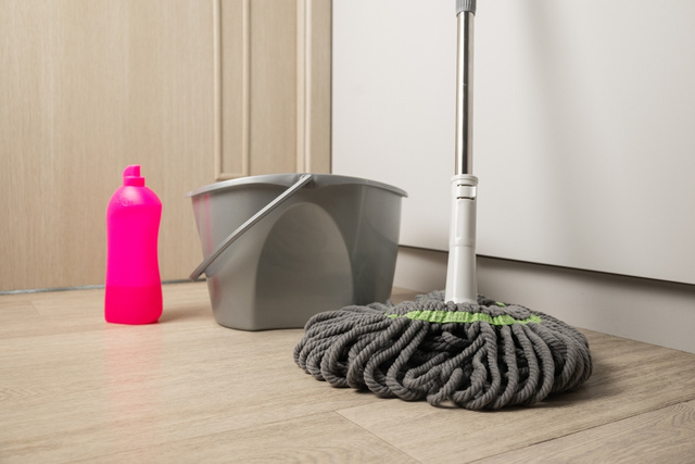 Como limpar seu esfregão sem precisar mexer nele nem gastar um centavo. Um truque caseiro que o deixa com cheiro de novo