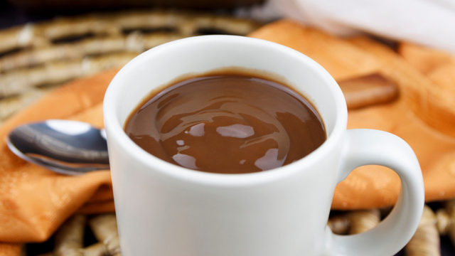 Se a sua mãe não te ensinou, eu te ensino: esse é o truque para o chocolate quente ficar ainda mais saboroso