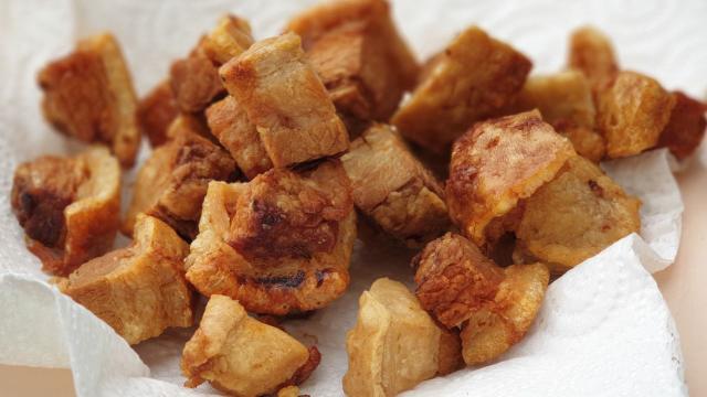 Fazer torresmo na panela de pressão é o jeito mais fácil e garantido de ter o petisco em casa rapidinho (igual de boteco)!