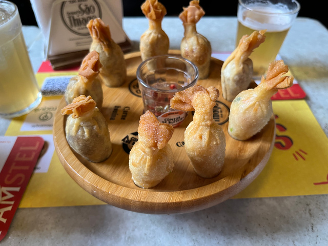 Comida di Buteco no Centro do RJ: experimentamos carpaccio de porco, ovos de ouro e massa de wantan recheada. Vale a pena?