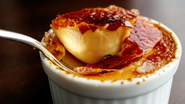 Crème brulée servido em pote pequeno com crosta crocante de açúcar quebrada por colher (Créditos: TudoGostoso)