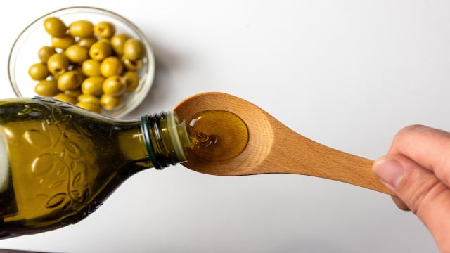 A cor do azeite não funciona como indicador de qualidade, segundo especialistas. (Foto: Shutterstock)