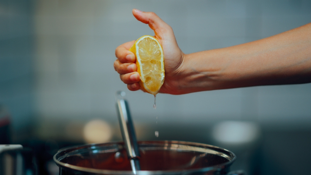 "Os chefs concordam: "Você não precisa colocar mais sal na comida, mas, sim, algumas gotas de limão no final"