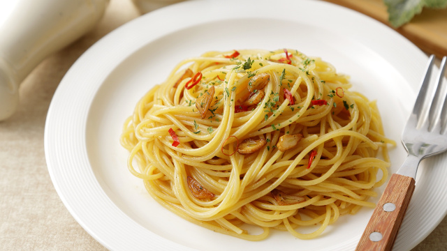 O truque de chef para fazer o verdadeiro macarrão alho e óleo do jeito certo, nunca mais errei