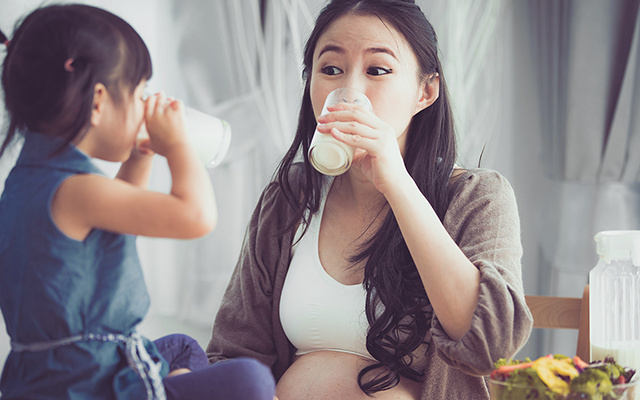 O ser humano é o único animal que consome leite depois de adulto (saiba por que isso NÃO é um problema)