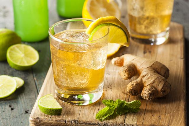 Quais são os benefícios do suco de hortelã e gengibre com limão?