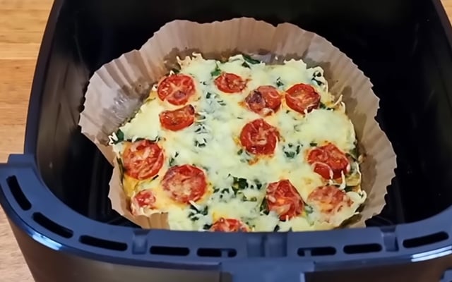 Receita de 12 minutos com ovo e espinafre na airfryer é a minha refeição rápida, saudável e gostosa para almoço ou jantar em dias corridos