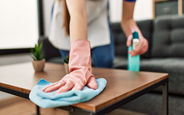 O segredo mais bem guardado das diaristas para deixar a casa perfumada o dia inteiro (sem gastar quase nada)