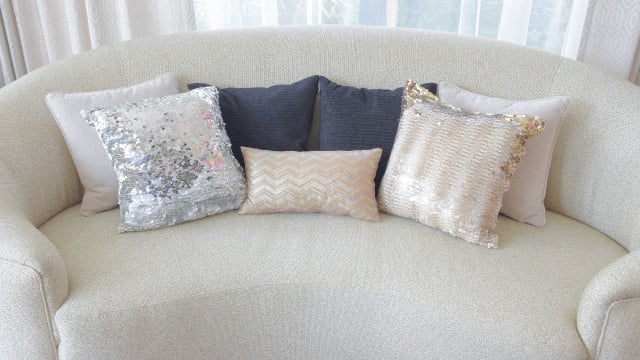 Sofá curvo é a tendência de decoração para as salas em 2026 (Créditos: Canva)