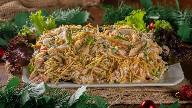 O salpicão de frango de Natal é perfeito para trazer a magia dessa data para a sua mesa. (Créditos: TudoGostoso)