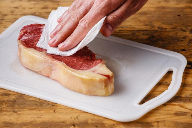 Esse truque com papel-toalha vai deixar sua carne sequinha e com aquela crostinha crocante que todo mundo ama
