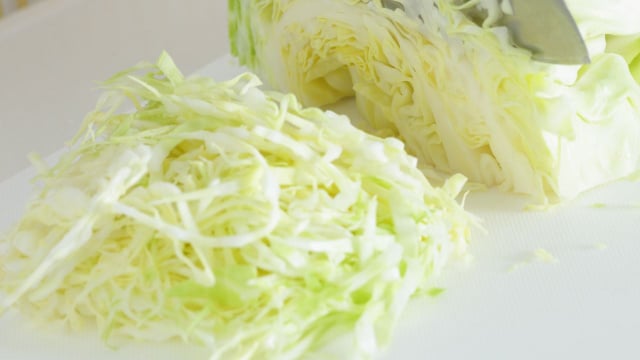 Nem alface, nem cenoura: vegetal que promete ser o queridinho de 2026 é versátil e traz textura e nutrientes para o prato