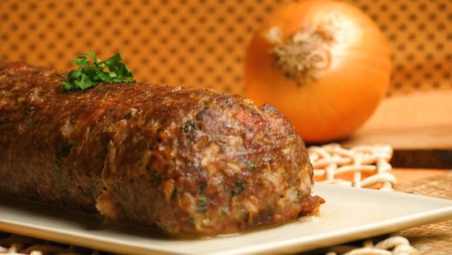 O rocambole de carne-moída tem massa e recheio de carne (Créditos: TudoGostoso)