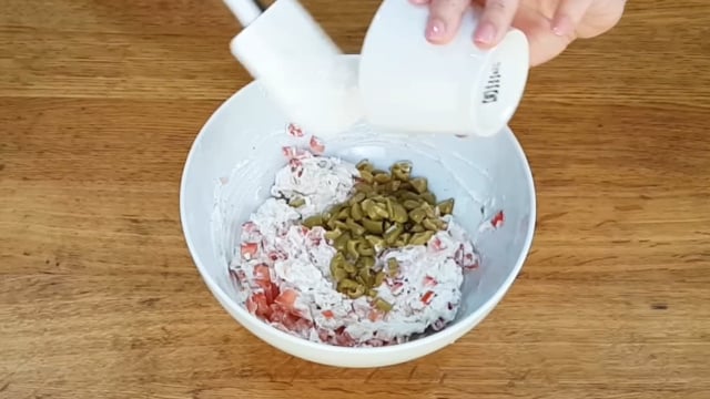 Com o mesmo iogurte temperado, prepare o creme de frango que será o recheio da receita (Créditos: Reprodução / YouTube @NutricionistaPatriciaLeite